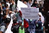 Ratusan alumni dan siswa berunjuk rasa di halaman MTS Assyafi'iah Gondang, Tulungagung, Jawa Timur, Selasa (18/10). Aksi itu digelar sebagai bentuk protes atas arogansi pimpinan sekolah dan yayasan, penyelenggaraan pendidikan yang tidak transparan, mahal, serta pengembalian pengelolaan lembaga di bawah naungan Yayasan Pendidikan Maarif Nahdlatul Ulama. Antara Jatim/Destyan Sujarwoko/zk/16