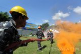 Sejumlah Pasukan TNI-AL Banyuwangi memadamkan api yang membakar gudang senjata dalam simulasi serangan musuh di Pangkalan TNI-AL Banyuwangi, Jawa Timur, Rabu (19/10). Simulasi yang melibatkan 188 personil TNI-AL tersebut, Selain melatih kesigapan pasukan dalam menangani serangan musuh juga sebagai penilaian lomba Lanal Teladan 2016. Antara jatim/Budi Candra Setya/zk/16.