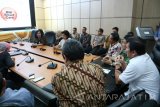 Direktur Hubungan Kelembagaan & Transaksional Perbankan BNI Adi Sulistyowati (kiri) memberi penjelasan terkait pelayanan perbankan kepada Menteri Pemberdayaan Aparatur Negara dan Reformasi Birokrasi Asman Abnur di Bojonegoro, Jawa Timur,  Kamis (19/10). Dalam kunjungannya ke Bojonegoro, Asman Abnur tampil sebagai pembicara dalam diskusi Festival 'Open Government Partnership' atau Keterbukaan Pemerintahan Daerah. Antara Jatim/Foto/Slamet Agus Sudarmojo/zk/16.