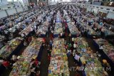 Pengunjung melihat buku-buku yang dijual pada pameran buku 'The Big Bad Wolf Book Sale' 2016 di JX International, Surabaya, Jawa Timur, Rabu (19/10). Pameran buku yang berlangsung selama 278 jam non-stop mulai 20-31 Oktober tersebut bertujuan untuk mendukung ketersediaan buku-buku berkualitas kepada masyarakat sekaligus mendukung program pemerintah dalam mencerdaskan bangsa. Antara jatim/Moch Asim/zk/16