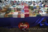 Pengunjung melihat buku-buku yang dijual pada pameran buku 'The Big Bad Wolf Book Sale' 2016 di JX International, Surabaya, Jawa Timur, Rabu (19/10). Pameran buku yang berlangsung selama 278 jam non-stop mulai 20-31 Oktober tersebut bertujuan untuk mendukung ketersediaan buku-buku berkualitas kepada masyarakat sekaligus mendukung program pemerintah dalam mencerdaskan bangsa. Antara jatim/Moch Asim/zk/16