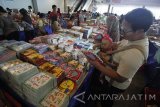 Pengunjung melihat buku-buku yang dijual pada pameran buku 'The Big Bad Wolf Book Sale' 2016 di JX International, Surabaya, Jawa Timur, Rabu (19/10). Pameran buku yang berlangsung selama 278 jam non-stop mulai 20-31 Oktober tersebut bertujuan untuk mendukung ketersediaan buku-buku berkualitas kepada masyarakat sekaligus mendukung program pemerintah dalam mencerdaskan bangsa. Antara jatim/Moch Asim/zk/16