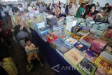 Pengunjung melihat buku-buku yang dijual pada pameran buku 'The Big Bad Wolf Book Sale' 2016 di JX International, Surabaya, Jawa Timur, Rabu (19/10). Pameran buku yang berlangsung selama 278 jam non-stop mulai 20-31 Oktober tersebut bertujuan untuk mendukung ketersediaan buku-buku berkualitas kepada masyarakat sekaligus mendukung program pemerintah dalam mencerdaskan bangsa. Antara jatim/Moch Asim/zk/16