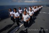Sejumlah Prajurit TNI AL yang tergabung dalam abk KRI Banda Aceh-593 berlari ketika pembinaan fisik (binsik) di geladak heli melintas di Selat Moa, Selasa (18/10). Kegiatan binsik yang dilakukan oleh satuan tugas (satgas) latihan bersama (latma) Asean Defence Ministry Meeting (ADMM) Plus FTX on Maritime Security Mahi Tangaroa 2016 tersebut dilakukan untuk menjaga kondisi dan kesehatan jasmani selama pelayaran menuju Selandia Baru. Antara Jatim/M Risyal Hidayat/zk/16