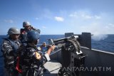 Dua orang abk dan taruni Akademi Angkatan Laut (AAL) dalam menembakan meriam vector kaliber 20 mm anti bahaya udara di pos tempur dua ketika peran bahaya udara dan permukaan di geladak KRI Banda Aceh-593 ketika melintas di perairan Tanimbar, Laut Arafuru, Rabu (19/10). Kegiatan tersebut bagian dari simulasi penembakan bahaya udara dan permukaan ketika KRI Banda Aceh-593 sebagai kapal markas berada di posisi bahaya yang diperbolehkan menembak sebagai perlindungan yang merupakan bagian dari pemantapan bagi abk dalam pelayaran Kartika Jala Krida (KJK), International Naval Review (INR) dalam latihan bersama (latma) Asean Defence Ministry Meeting (ADMM) Plus FTX on Maritime Security Mahi Tangaroa 2016 di Selandia Baru. Antara Jatim/M Risyal Hidayat/zk/16