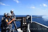 Dua orang abk dan taruni Akademi Angkatan Laut (AAL) dalam menembakan meriam vector kaliber 20 mm anti bahaya udara di pos tempur dua ketika peran bahaya udara dan permukaan di geladak KRI Banda Aceh-593 ketika melintas di perairan Tanimbar, Laut Arafuru, Rabu (19/10). Kegiatan tersebut bagian dari simulasi penembakan bahaya udara dan permukaan ketika KRI Banda Aceh-593 sebagai kapal markas berada di posisi bahaya yang diperbolehkan menembak sebagai perlindungan yang merupakan bagian dari pemantapan bagi abk dalam pelayaran Kartika Jala Krida (KJK), International Naval Review (INR) dalam latihan bersama (latma) Asean Defence Ministry Meeting (ADMM) Plus FTX on Maritime Security Mahi Tangaroa 2016 di Selandia Baru. Antara Jatim/M Risyal Hidayat/zk/16