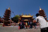 Pengunjung berfoto bersama di depan Vihara Avalokitesvara, Pamekasan, Jatim, Selasa  (18/10). Tempat peribadatan tersebut menjadi distinasi wisata baru bagi warga di daerah itu. Antara jatim/Saiful Bahri/zk/16