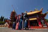 Pengunjung berfoto bersama di depan Vihara Avalokitesvara, Pamekasan, Jatim, Selasa  (18/10). Tempat peribadatan tersebut menjadi distinasi wisata baru bagi warga di daerah itu. Antara jatim/Saiful Bahri/zk/16