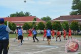 Atlet Voly Olimpiade Olahraga Siswa Nasional (O2SN) tingkat SMK se-Kabupaten Bangka Tengah, saat bertanding di SMK 1 Koba, Kabupaten Bangka Tengah, Kamis (13/10)(Foto Disdik Bangka Tengah)