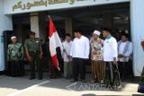 Wali Kota Kediri Abdullah Abu Bakar memberangkatkan rombongan kirab resolusi jihad di Pondok Pesantren Lirboyo, Kediri, Jawa Timur, Minggu (16/10). Kirab itu bagian dari agenda peringatan Hari Santri, 22 Oktober yang dimulai dari Banyuwangi hingga ke Jakarta. Antara Jatim/Foto/Asmaul Chusna/zk/16