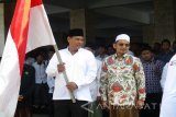 Wali Kota Kediri Abdullah Abu Bakar memberangkatkan rombongan kirab resolusi jihad di Pondok Pesantren Lirboyo, Kediri, Jawa Timur, Minggu (16/10). Kirab itu bagian dari agenda peringatan Hari Santri, 22 Oktober yang dimulai dari Banyuwangi hingga ke Jakarta. Antara Jatim/Foto/Asmaul Chusna/zk/16