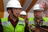 Dirut PT Indocement Tunggal Prakarsa Tbk Christian Kartawijaya (kiri) didampingi Sekper Pigo Pramusakti (kanan) dan Humas Rizky Dinihari (tengah) saat menjawab pertayaan Wartawan usai acara peresmian pabrik semen PT Indocement, Plant 14, terbaru dan terbesar di dunia, di Citeureup, Kabupaten Bogor, Jawa Barat. (ANTARA FOTO/M.Tohamaksun).