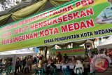 Petugas Dinas Pendapatan melayani masyarakat saat membayar Pajak Bumi dan Bangunan (PBB) di Kawasan Lapangan Merdeka Medan, Sumatera Utara, Kamis (20/10). Dinas Pendapatan Kota Medan membuka layanan pembayaran Pajak Bumi dan Bangunan (PBB) di luar gedung untuk memudahkan masyarakat menunaikan kewajibannya sekaligus melakukan sosialisasi kepada masyarakat akan pentingnya pembayaran PBB bagi pembangunan. ANTARA SUMUT/Septianda Perdana/16