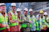 Menteri Perindustrian RI Airlangga Hartarto (empat kiri), Wakil Gubernur Jawa Barat Deddy Mizwar (empat kanan), Bupati Bogor Hj. Nurhayanti (tiga kanan) dan Dirut PT Indocement Tunggal Prakarsa Tbk Christian Kartawijaya (tiga kiri) usai peresmian pabrik semen Plant 14 PT Indocement, di Citeureup, Kabupaten Bogor, Jawa Barat. (ANTARA FOTO/M.Tohamaksun).