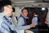 Mantan Menteri BUMN Dahlan Iskan (tengah) seusai diperiksa sebagai saksi kasus dugaan korupsi penjualan aset PT PWU di Kejaksaan Tinggi Jawa Timur, Surabaya, Jatim, Rabu (19/10). Dahlan Iskan yang menjabat sebagai Direktur Utama PT PWU tahun 2000-2010 diperiksa sebagai saksi sehubungan dengan kasus dugaan korupsi penjualan aset Badan Usaha Milik daerah Pemerintah Provinsi Jawa Timur, PT Panca Wira Usaha (PT PWU). Antara jatim/Umarul Faruq/zk/16