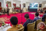 Presiden Joko Widodo (ketiga kiri) memberikan arahan pada rapat koordinasi dengan para gubernur seluruh Indonesia di Istana Negara, Jakarta, Kamis (20/10). Rakor tersebut membahas sejumlah masalah diantaranya pemberantasan terpadu terhadap pungutan liar di Indonesia. ANTARA FOTO/Widodo S. Jusuf/wdy/16.