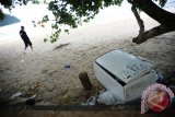 Seorang warga melewati lemari pendingin dan sampah yang berserakan yang dibuang di Pantai Pulau Datok, Kecamatan Sukadana, Kabupaten Kayong Utara, Kalbar, Selasa (18/10). Pasca perhelatan Sail Karimata 2016 yang digelar pada pekan lalu tersebut, sampah bertebaran di pantai yang menjadi salah satu destinasi wisata unggulan di Sukadana. ANTARA FOTO/Jessica Helena Wuysang/16