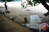 Tiga warga melewati lemari pendingin dan sampah yang berserakan yang dibuang di Pantai Pulau Datok, Kecamatan Sukadana, Kabupaten Kayong Utara, Kalbar, Selasa (18/10). Pasca perhelatan Sail Karimata 2016 yang digelar pada pekan lalu tersebut, sampah bertebaran di pantai yang menjadi salah satu destinasi wisata unggulan di Sukadana. ANTARA FOTO/Jessica Helena Wuysang/16