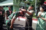 Pangdam V/Brawijaya Mayjen TNI I Made Sukadana (dua kanan) mengalungi anggota kontingen tim petembak Kodam V/Brawijaya di Makodam V/Brawijaya di Surabaya, Kamis (20/10). Tim Kodam V/Brawijaya berhasil menempati peringkat tiga pada kejuaran Tembak Piala Kepala Staf Angkatan Darat (KSAD) 2016. Antara Jatim/Fiqih Arfani/zk/16