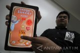 Mahasiswa jurusan teknik informatika Institut Teknologi Sepuluh Nopember (ITS), Syauki Aulia Thamrin memperlihatkan aplikasi 'Logic Bullet' saat jumpa pers di Surabaya, Jawa Timur, Jumat (21/10). Aplikasi permainan sekaligus pembelajaran matematika tersebut merupakan salah satu karya inovasi mahasiswa ITS yang akan diikutkan dalam ajang Pagelaran Mahasiswa Nasional Bidang Teknologi Informasi dan Komunikasi (Gemas TIK) ke-9 yang akan berlangsung pada 27-29 Oktober mendatang di Universitas Indonesia. Antara Jatim/Moch Asim/zk/16