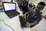 Mahasiswa jurusan teknik informatika Institut Teknologi Sepuluh Nopember (ITS), Syauki Aulia Thamrin memperlihatkan aplikasi 'Logic Bullet' saat jumpa pers di Surabaya, Jawa Timur, Jumat (21/10). Aplikasi permainan sekaligus pembelajaran matematika tersebut merupakan salah satu karya inovasi mahasiswa ITS yang akan diikutkan dalam ajang Pagelaran Mahasiswa Nasional Bidang Teknologi Informasi dan Komunikasi (Gemas TIK) ke-9 yang akan berlangsung pada 27-29 Oktober mendatang di Universitas Indonesia. Antara Jatim/Moch Asim/zk/16