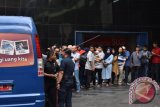 Sejumlah orang mengantre untuk menukarkan uang di mobil keliling milik Bank Indonesia di Pasar Tanah Abang, Jakarta, Jumat (21/10). Peredaran uang kertas maupun uang logam di masyarakat melalui kas yang dikeluarkan Bank Indonesia mencapai Rp550 triliun hingga Rp600 triliun. ANTARA FOTO/Wahyu Putro A/wdy/16.