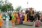 Wakil Wali Kota Banjarbaru Darmawan Jaya Setiawan bersama Ketua DPRD Banjarbaru H AR Iwansyah mengibarkan bendera start Festival Kembang Sarai untuk TK dan PAUD se Kota Banjarbaru usai membuka Banjarbaru Kreatif Expo 2016 di  Lapangan Murjani Banjarbaru, Jumat (21/10.(Foto Antaranews Kalsel/hms/uviek/f)