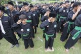 Warga nadliyin mengikuti upacara Hari Santri di Tugu Pahlawan, Surabaya, Jawa Timur, Sabtu (22/10). Peringatan ke-2 Hari Santri tersebut diikuti ribuan warga nadliyin se Surabaya. Antara Jatim/Didik Suhartono/zk/16