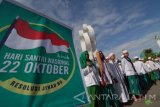 Santri mengikuti apel Hari Santri Nasional di Monumen Arek Lancor, Pamekasan, Jatim, Sabtu (22/10). Peringatan tersebut diikuti ribuan santri dari sejumlah Pesantren di Kabupaten Pamekasan. Antara Jatim/Saiful Bahri/Zk/16