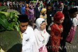 Sejumlah pasangan melakukan pawai sebelum dilaksanakannya prosesi nikah massal yang diselenggarakan oleh sejumlah pesantren Nahdlatul Ulama yang tergabung dalam Rabitha Ma'ahid Islamiyah (RMI) di Kota Kediri, Jawa Timur, Sabtu (22/10). Nikah massal yang diikuti oleh 50 pasangan penganting berbagai usia dari keluarga kurang mampu tersebut guna memeriahkan hari santri nasional sekaligus berupaya mengedukasi masyarakat tentang pentingnya menikah secara resmi yang tercatat oleh negara. Antara Jatim/Prasetia Fauzani/zk/16