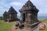 Wisatawan melihat candi perwara di situs cagar budaya Candi Ijo di Desa Sambirejo, Prambanan, Kabupaten Sleman, DI Yogyakarta, Sabtu (22/10). Candi berlatarbelakang keagamaan Hindu peninggalan Kerajaan Mataram Kuno sekitar abad kesembilan tersebut terdiri dari 17 struktur bangunan yang terbagi dalam 11 teras berundak. ANTARA FOTO/Aditya Pradana Putra/wdy/16.