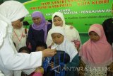 Wakil Wali Kota Kediri Lilik Muhibbah (kanan) dengan Menteri Sosial Khofifah Indar Parawansa dalam kegiatan santunan anak yatim yang digelar RMI Putri Kabupaten-Kota Kediri di Aula Muktamar Pondok Pesantren Lirboyo, Kediri, Jawa Timur, Sabtu (22/10). Kegiatan santunan bagian dari peringatan Hari Santri, 22 Oktober. Antara Jatim/Foto/Asmaul Chusna/zk/16 