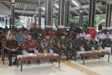 Bupati Sidoarjo Saiful Ilah (tiga kiri) menghadiri HUT ke-71 Palang Merah Indonesia Kabupaten Sidoarjo di Pendopo Kabupaten Sidoarjo, Minggu (23/10). Dalam kesempatan itu dirinya meminta masyarakat untuk meningkatkan kesadaran diri untuk berdonor darah. Antara Jatim/Indra Setiawan/zk/16