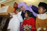 
Menteri Sosial Khofifah Indar Parawansa (ke tiga kanan) berbincang kepada anak-anak yatim saat memberikan bantuan secara simbolis kepada keluarga pra sejahtera di pondok pesantren Lirboyo, Kota Kediri, Jawa Timur, Sabtu (22/10). Kegiatan dalam rangka memeriahkan hari Santri Nasional tersebut sekaligus sebagai upaya mengedukasi keluarga pra sejahtera agar bijak memanfaatkan berbagai bantuan dari pemerintah. Antara Jatim/Prasetia Fauzani/zk/16