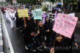 Sejumlah siswa mengikuti pawai peringatan Hari Santri Nasional di Sidoarjo, Jawa Timur, Minggu (23/10). Kegiatan yang diikuti oleh ratusan santri dan guru dari berbagai sekolah dan pesantren tersebut untuk memperingati Hari Santri Nasional. Antara Jatim/Umarul Faruq/zk/16