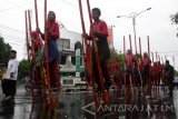 Sejumlah siswa menggunakan enggran dalam pawai peringatan Hari Santri Nasional di Sidoarjo, Jawa Timur, Minggu (23/10). Kegiatan yang diikuti oleh ratusan santri dan guru dari berbagai sekolah dan pesantren tersebut untuk memperingati Hari Santri Nasional.Antara Jatim/Umarul Faruq/zk/16