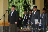 Bupati Sidoarjo H. Saiful Ilah memberi sambutan dalam upacara peringatan Hari Santri Nasional di Alun-Alun Sidoarjo, Jawa Timur, Sabtu (22/10). Upacara tersebut dalam rangka memperingati Hari Santri Nasional yang diperingati setiap tanggal 22 Oktober. Antara Jatim/Umarul Faruq/zk/16