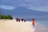 Wisatawan mengunjungi pantai  Pulau Tabuhan di  Banyuwangi, Jawa Timur, Sabtu (22/10). Pualau seluas lima hektar yang tidak berpenghuni tersebut, menjadi salah satu tempat wisata yang menawarkan keindahan pantai yang masih alami. Antara Jatim/Budi Candra Setya/zk/16.