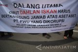 Sejumlah massa dari Lembaga Independen Pengawas Keuangan (LIPK) membentangkan spanduk saat berunjuk rasa di depan kantor Kejaksaan Tinggi Jatim, Surabaya, Jawa Timur, Senin (24/10). Massa menuntut agar Kejati Jatim mengusut tuntas dugaan korupsi atas persewaan dan pelepasan aset PT Panca Wira Usaha Jawa Timur yang melibatkan tersangka mantan ketua DPRD Surabaya periode 2009-2014 Wisnu Wardana. Antara Jatim/Moch Asim/zk/16