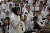 Walikota Surabaya Tri Rismaharini memberikan motivasi kepada para pelajar saat membuka Kongres Pelajar Generasi ke-5 di Balai Pemuda Surabaya, Jawa Timur, Senin (24/10). Kongres yang diikuti oleh 650 pelajar dari perwakilan ketua Organisasi Siswa Intra Sekolah (OSIS) SMP, MTS, SMA, MA, dan SMK se-Surabaya tersebut bertujuan untuk menjaga kehormatan pelajar, memusnahkan tawuran, memerangi narkoba dan segala bentuk permasalahan pelajar lainnya. Antara Jatim/Moch Asim/zk/16