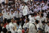 Walikota Surabaya Tri Rismaharini (tengah) memberikan motivasi kepada para pelajar saat membuka Kongres Pelajar Generasi ke-5 di Balai Pemuda Surabaya, Jawa Timur, Senin (24/10). Kongres yang diikuti oleh 650 pelajar dari perwakilan ketua Organisasi Siswa Intra Sekolah (OSIS) SMP, MTS, SMA, MA, dan SMK se-Surabaya tersebut bertujuan untuk menjaga kehormatan pelajar, memusnahkan tawuran, memerangi narkoba dan segala bentuk permasalahan pelajar lainnya. Antara Jatim/Moch Asim/zk/16