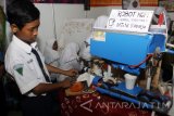 Seorang siswa menunjukkan karya robot kopi yang dipamerkan dalam Sidoarjo Education Expo (Siedex) 2016 di Tennis Indoor GOR Sidoarjo, Jawa Timur, Senin (24/10). Sidoarjo Education Expo merupakan wahana kreasi dan inovasi dalam rangka menciptakan insan cerdas, terampil dan berbudaya setiap sekolah memamerkan dan menampilkan semua potensi, prestasi dan keunggulannya dalam bidang pendidikan. Antara Jatim/Umarul Faruq/zk/16