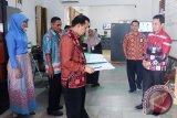 Wakil Bupati HSS H. Ardiansyah  melakukan inspeksi mendadak (Sidak) ke beberapa SKPD di Kabupaten  HSS, Sidak yang dilakukan  mengecek absensi kehadiran pegawai dan alat kelengkapan kantor lainnya. Hal ini dilakukan sebagai bentuk pengawasan dari Pemerintah Daerah untuk memberikan pelayanan yang terbaik bagi masyarakat, Kamis (20/10/2016). Foto:Antaranews Kalsel/Fatturahman/G.