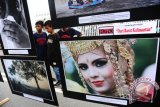 Sejumlah warga melihat foto-foto jurnalistik yang ditampilkan dalam Pameran Foto bertajuk 