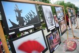 Sejumlah warga melihat foto-foto jurnalistik yang ditampilkan dalam Pameran Foto bertajuk 