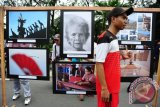 Sejumlah warga melihat foto-foto jurnalistik yang ditampilkan dalam Pameran Foto bertajuk 