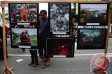 Sejumlah warga melihat foto-foto jurnalistik yang ditampilkan dalam Pameran Foto bertajuk 