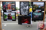 Sejumlah warga melihat foto-foto jurnalistik yang ditampilkan dalam Pameran Foto bertajuk 