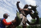 Pekerja memasang patung tokoh pewayangan Bima di Taman Arjuno, Malang, Jawa Timur, Selasa (25/10). Patung yang dibuat dari sampah logam  karya seniman Mu'is asal Batu tersebut dipasang untuk memperindah taman sekaligus mensosialisasikan gerakan pemanfaatan sampah sebagai karya senii. Antara Jatim/Ari Bowo Sucipto/zk/16.