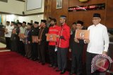 Enam pasangan cagub-cawagub Aceh  (dari kiri ke kanan) Tarmizi Karim-Machsalmina Ali, Zakarian Saman-T Alaidinsyah, Abdullah Puteh- Sayed Mustafa, Zaini Abdullah-Nasruddin, Muzakir Manaf-T A Khaliq dan Irwandi Yuruf-Nova Iriansyah memperlihatkan nomor urut seusai pengundian di gedung DPRA, Banda Aceh, Selasa (25/10). Pengundian nomor urut pasangan cagub-cawagub yang dilaksanakan oleh Komisi Independen Pemilihan (KIP) Aceh dalam sidang paripurna istimewa DPRA itu turut dihadiri masing-masing pendukung para kandidat berlangsung tertib dan aman. ANTARA Aceh/Ampelsa/16
